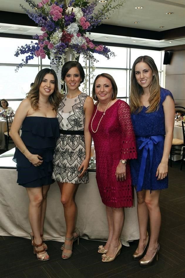 Mónica Rodarte de García, Marcela Rodarte Solar, Camely Solar de  Rodarte y Maricarmen Rodarte  con su mamá y hermanas