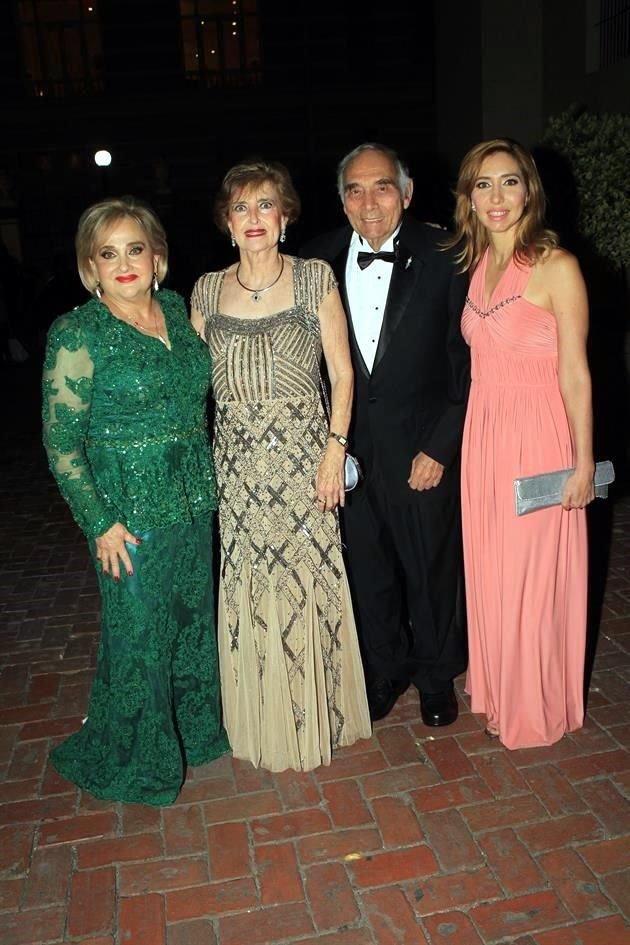 Sonia Wolbert, Nancy Wolbert de Quiroga, Fernando Quiroga y Nancy Quiroga de Rodríguez