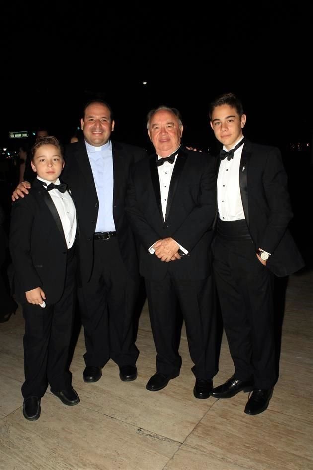 Pablo Salinas, Pbro. Ricardo Garduño, Luis Ducoing y Santiago Salinas