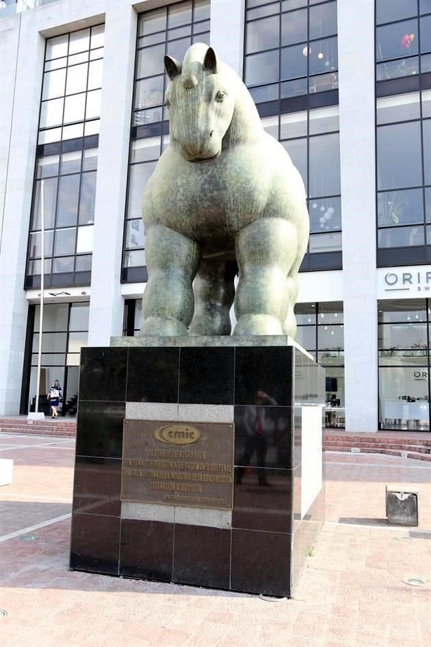 La primera escultura pública en México del artista colombiano, que se encuentra en la explanada del Museo del Noreste, luce manchada y sin brillo.