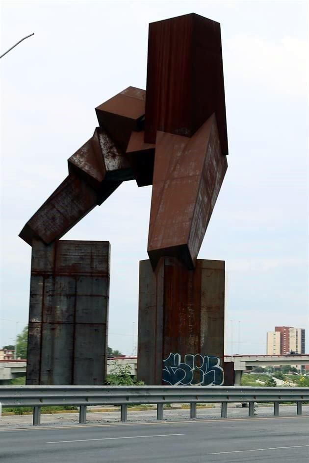 Ubicada frente al edificio de la Cámara Mexicana de la Industria de la Construcción, en el Río Santa Catarina, en Morones Prieto, la obra 'Destino', de Bruce Beasley, luce grafiteada y oxidada.