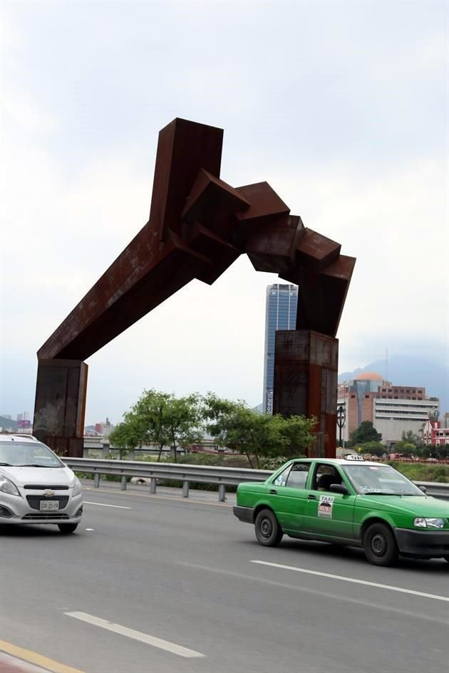 La pieza fue colocada en el 2008 como parte de la Ruta Escultórica del Acero y del Cemento.