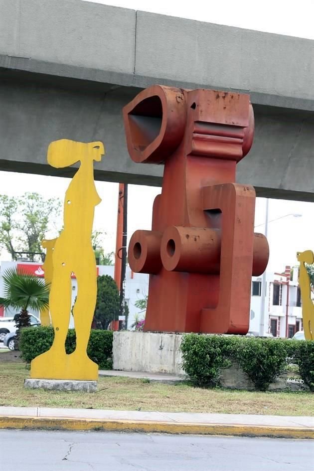 El conjunto de esculturas, creadas por el artista regio, se colocaron en 1993 después de haber sido trasladada de su lugar original, la Plaza Comercial Morelos.