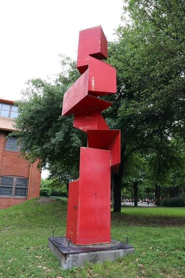 Aunque algunas sí cuentan con ficha técnica, esta pieza de color rojo, que forma parte del corredor escultórico del Centro de las Artes, en el Parque Fundidora, luce sin identificar.