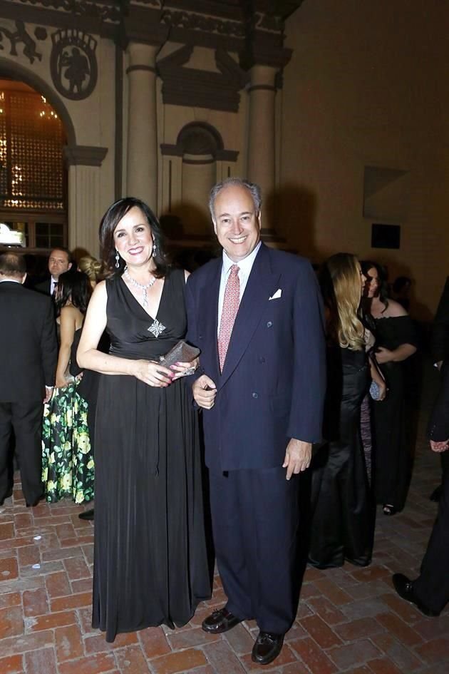 Lola Ramos de Guzmán y Etzel Guzmán