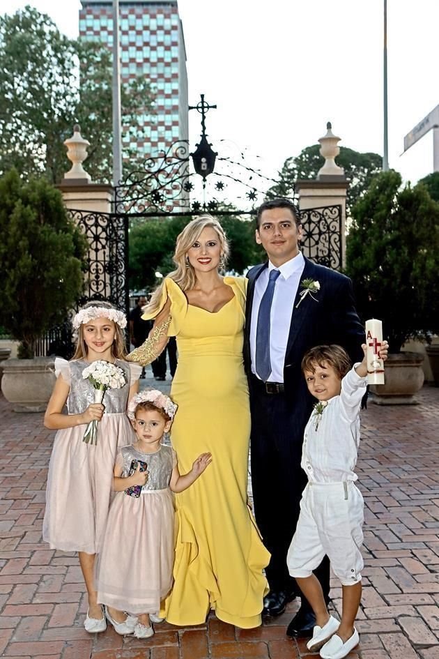 Verónica Zambrano de Fernández y José Antonio Fernández Garza Lagüera con Verónica Fernández Zambrano, Máxima Fernández Zambrano y José Antonio Fernández Zambrano