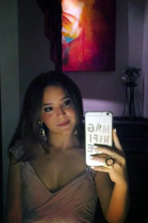 PRE <br>Antes de salir, no hay como una foto frente al espejo como la de Karina Rodríguez.