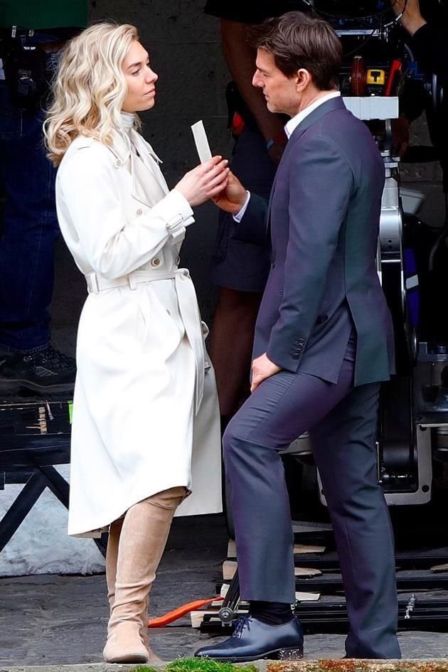 Vanessa Kirby y Tom Cruise hicieron en París esta escena de un beso; ella lució súper feliz.