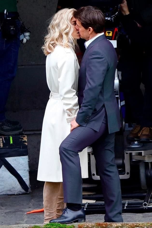 Vanessa Kirby y Tom Cruise hicieron en París esta escena de un beso; ella lució súper feliz.