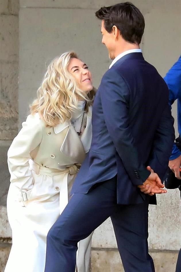 Vanessa Kirby y Tom Cruise hicieron en París esta escena de un beso; ella lució súper feliz.