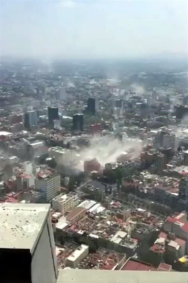 Desde los pisos más altos de edificios se observaron nubes de humo.