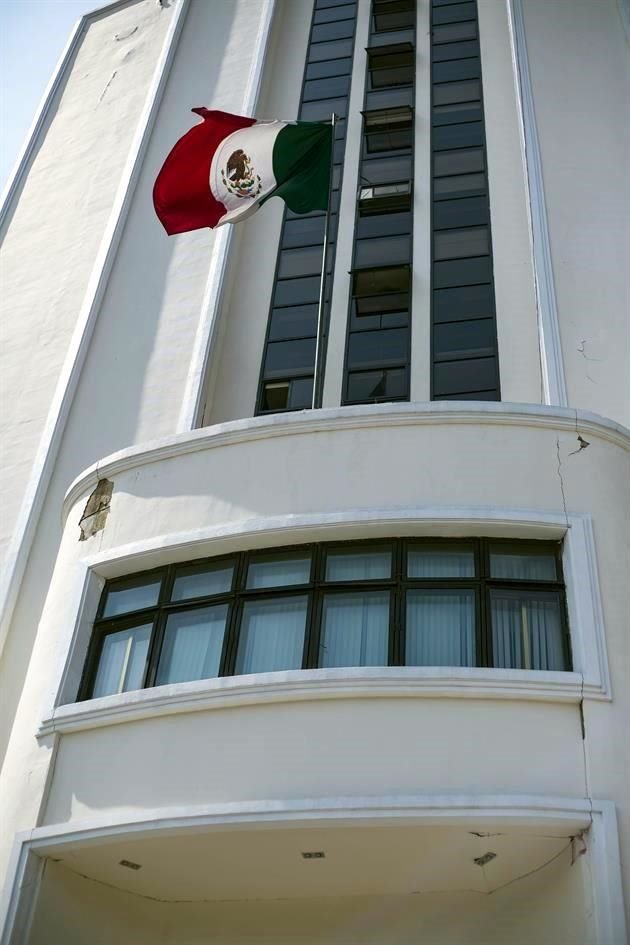 El edificio de la Lotería Nacional resultó con fisuras en su fachada.