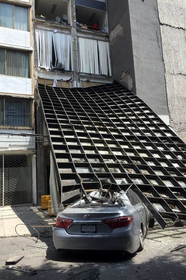 Un automóvil quedó destrozado al caerle encima una estructura.