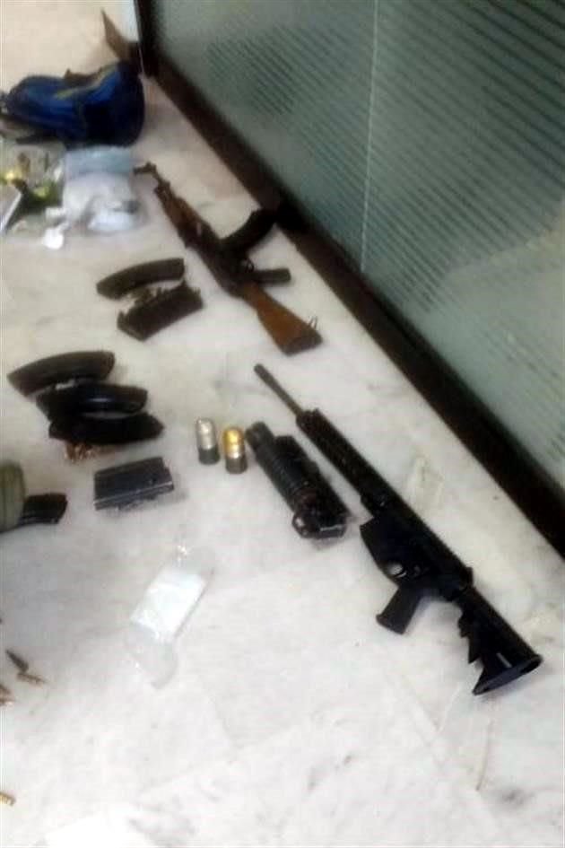 Se informó que durante la detención se aseguró droga, armas, municiones y un vehículo tipo Jeep.