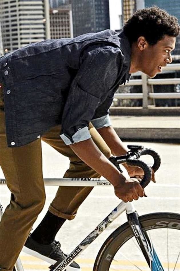 Luce como una chamarra de mezclilla común y corriente, pero la Levis Cm Trucker Jacket cuenta con superficies reflejantes que hacen visible al ciclista además de una gorra plegable.