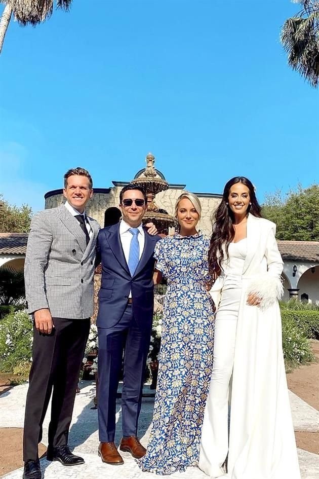 Karen Cortés de Muñoz y Donato Muñoz con los novios