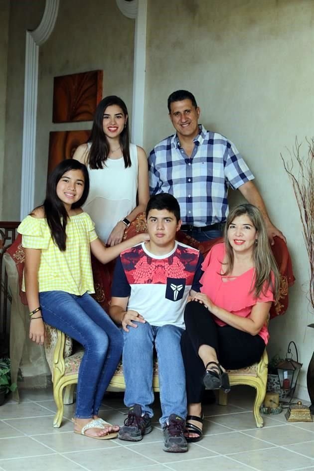 Carlos Maciel, Verónica López de Maciel, Ana Verónica Maciel, Carlos Arturo Maciel y Mariana Maciel