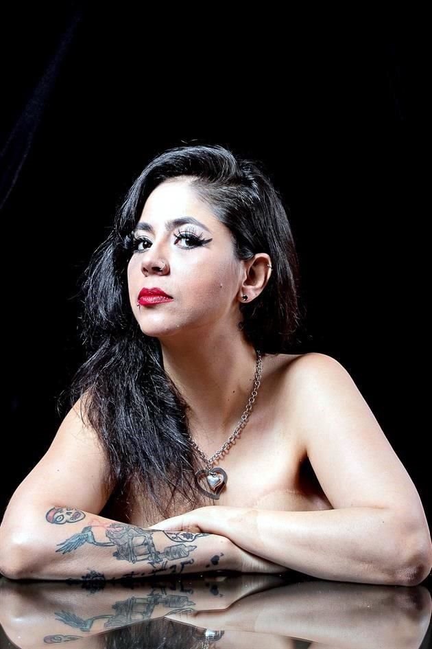 La propia Berenice fue diagnosticada con cáncer de mama a los 30 años. Tras una mastectomía y una recosntrucción de seno, ella misma recuperó la sonrisa con un tatuaje de pezón.