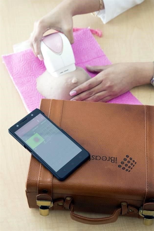 El iBreast Exam es un dispositivo portátil formado por sensores piezoeléctricos que identifican las diferencias de elasticidad entre los tumores rígidos y el tejido normal mamario.