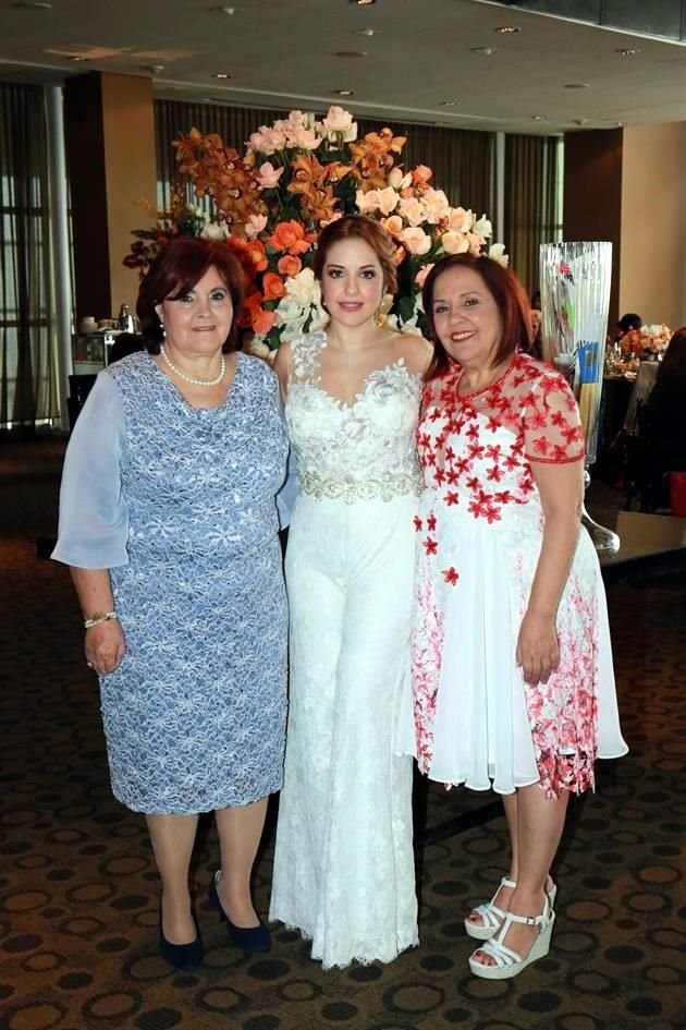 Sara Pereyra de Álvarez, la novia y Verónica Villarreal de Leal