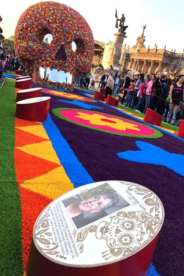 La ofrenda recordó a personajes locales.