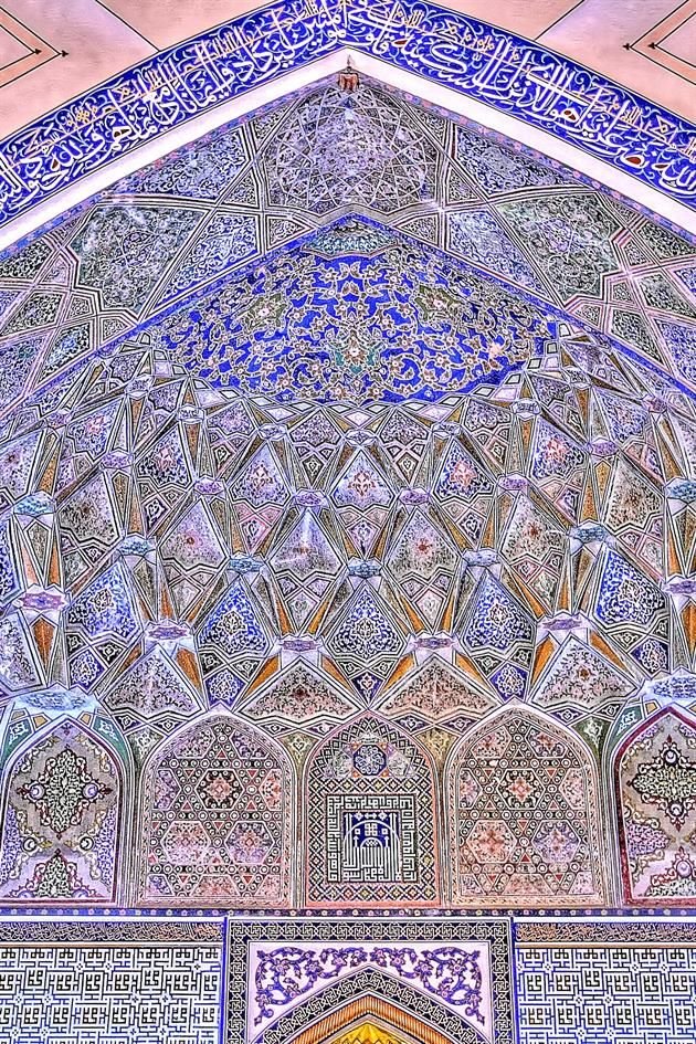 El trabajo de cientos de artesanos se aprecia en los muros de la ciudad.