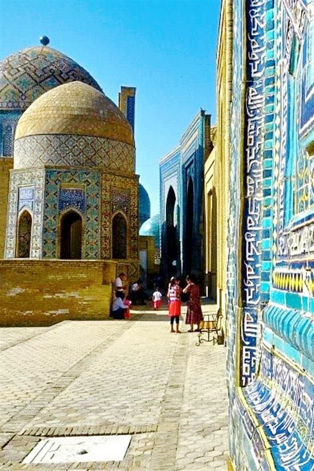 El trabajo de cientos de artesanos se aprecia en los muros de la ciudad.