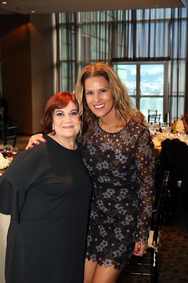 Clara Serverio y Marisol Vázquez de González