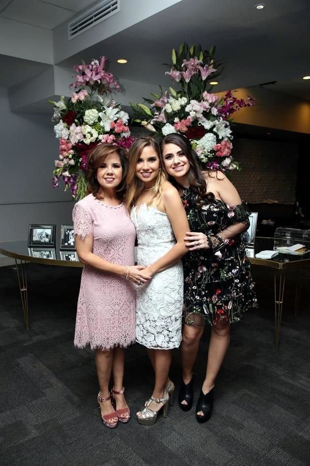 Myrna Salazar de Villarreal, Ana Karen Villarreal Salazar y Pamela Villarreal Salazar