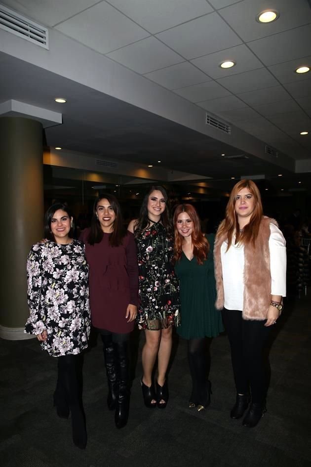 Martha Salazar, Laura Salazar, Pamela Villarreal, Marcela Salazar y Andrea Callejas