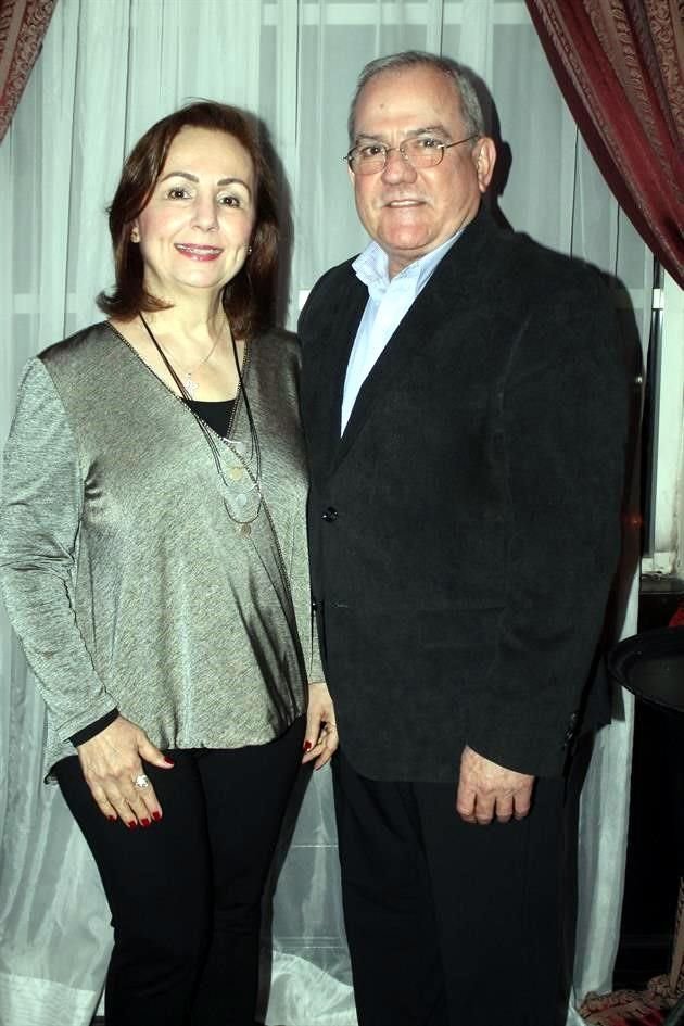 Carmelita de González y Américo González