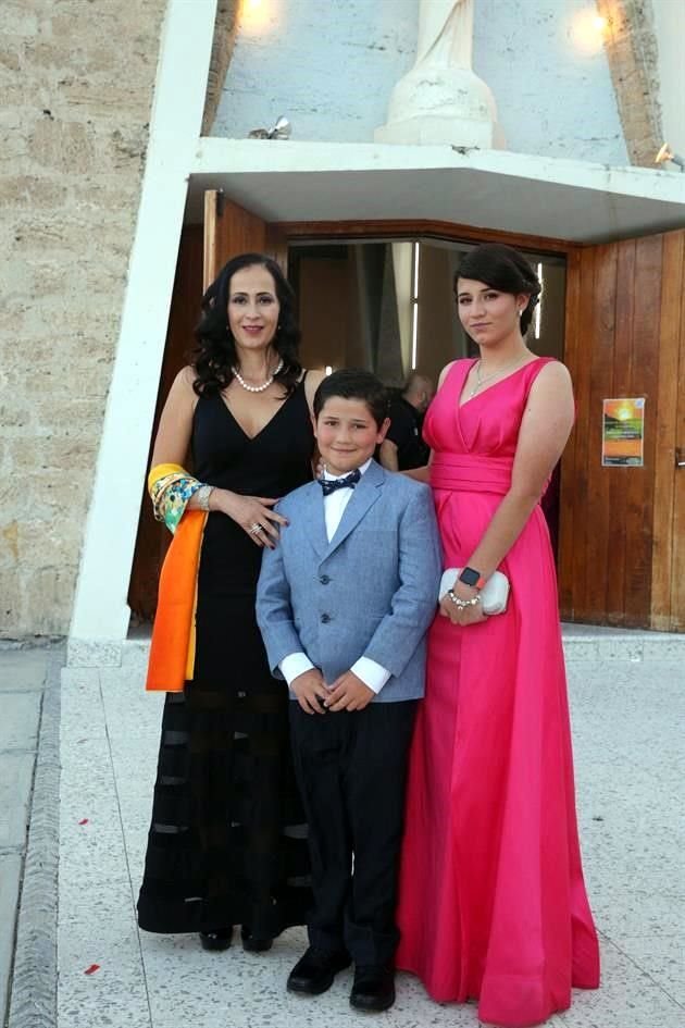 Mónica Blanca, Joaquín Errejón y Camila Errejón