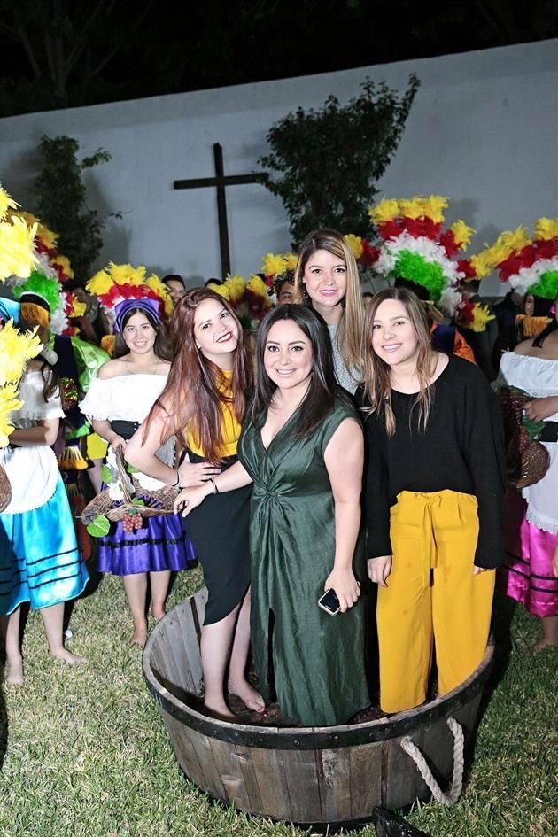 Los invitados también participaron en la bendición de las uvas.