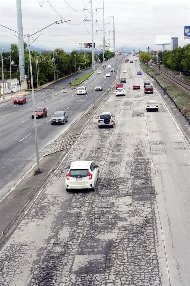 La avenida es una de las entradas principales al área metropolitana, pese a lo que se mantiene con esa zona en muy malas condiciones.