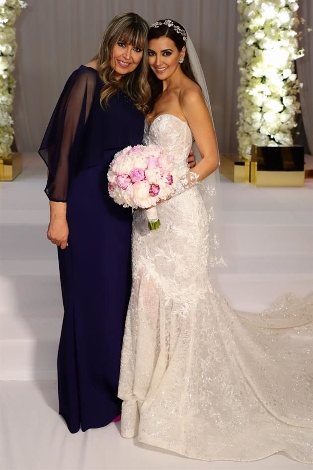 La novia con su mamá, Sylvia Elizondo.