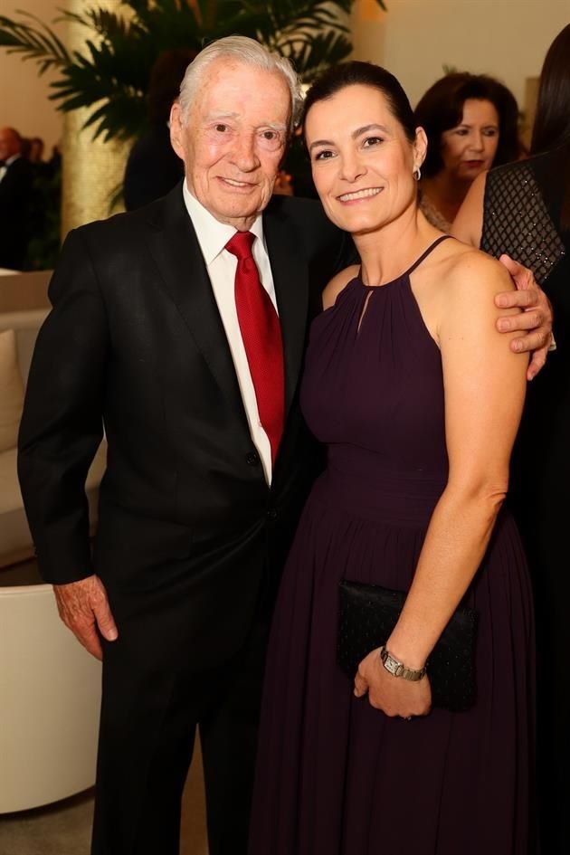 Adrián y Juncal Fernández, padre y hermana del novio.