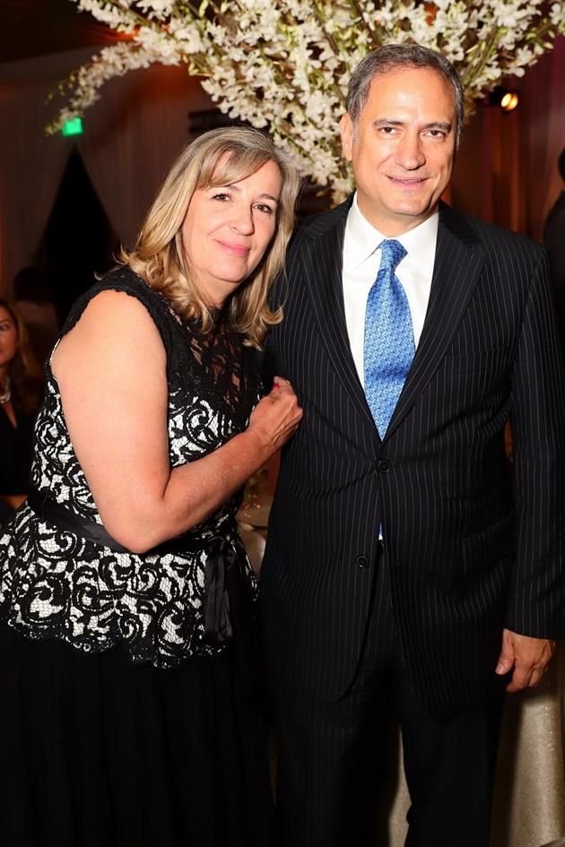 Alejandro Soberón y su amiga Mónica Lozano.