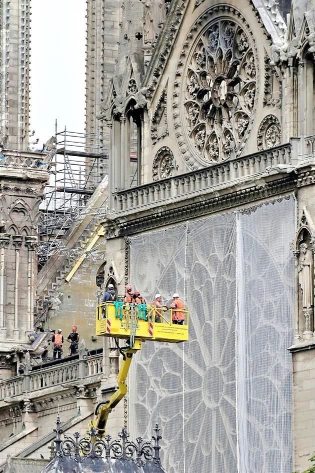 Ayer iniciaron los trabajos para cubrir la Catedral de Notre Dame con lonas, ante el pronóstico de lluvias y vientos en París.