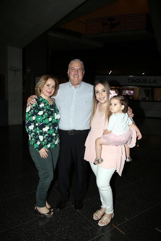 María Elena Mascareñas de Lamas, Salvador Lamas, Nena Lamas de Fernández y Romina Fernández Lamas