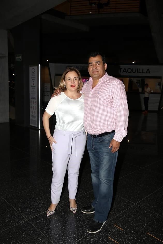Adriana Mascareñas de González y Rolando González