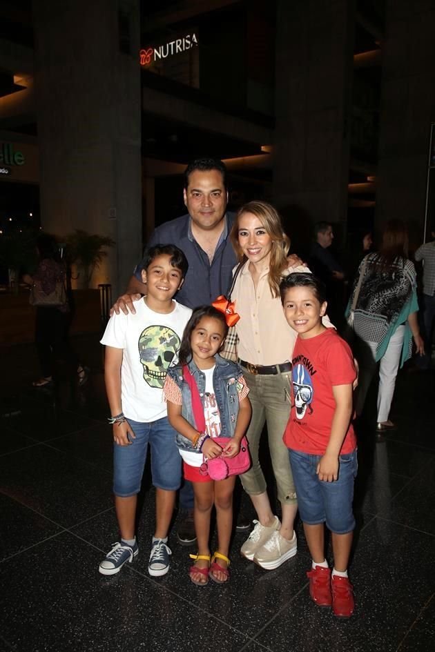 Mario Garza, Lissette Montúfar de Garza, Mario Garza Montúfar, Camila Garza Montúfar y Adrián Garza Montúfar