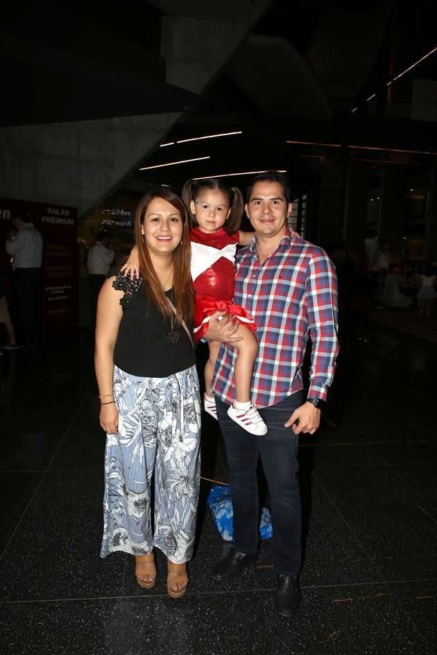 Mónica Flores, Isabella Islas y Erik Islas