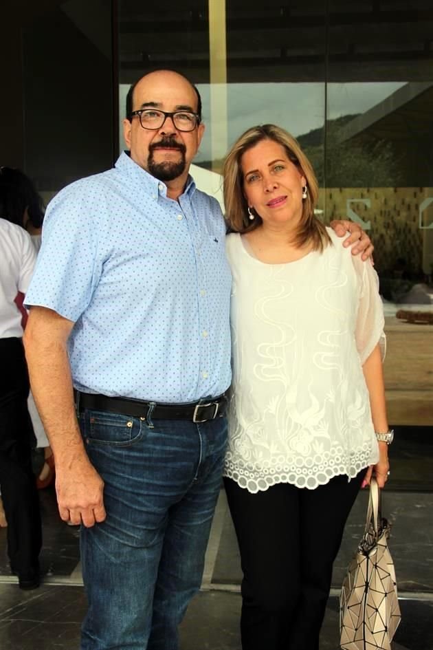 Carlos Flores y Thelma Flores