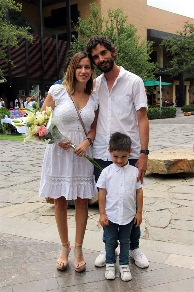 Karla Terán, José Antonio Goméz y Míkel Gómez Terán