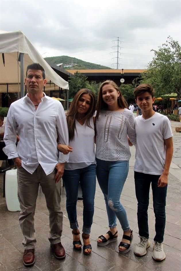 Rafael Castillo, Liliana de Castillo, Daniela Castillo y Rafael Castillo