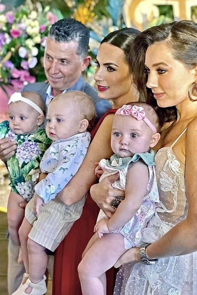 Jesús Franco con Emma, Sofía Barragán con Thiago y Daniela Barragán con Pía.