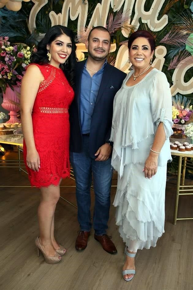 Aida Pérez, Enrique Vega y Angélica Sánchez Herrera.