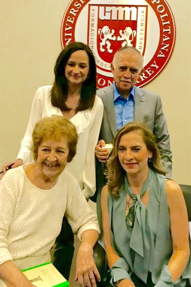 Gabriela Cantú Westendarp (de pie), Alfonso Romo, Coral Aguirre (izq.) y Beatriz Gutiérrez Müller.