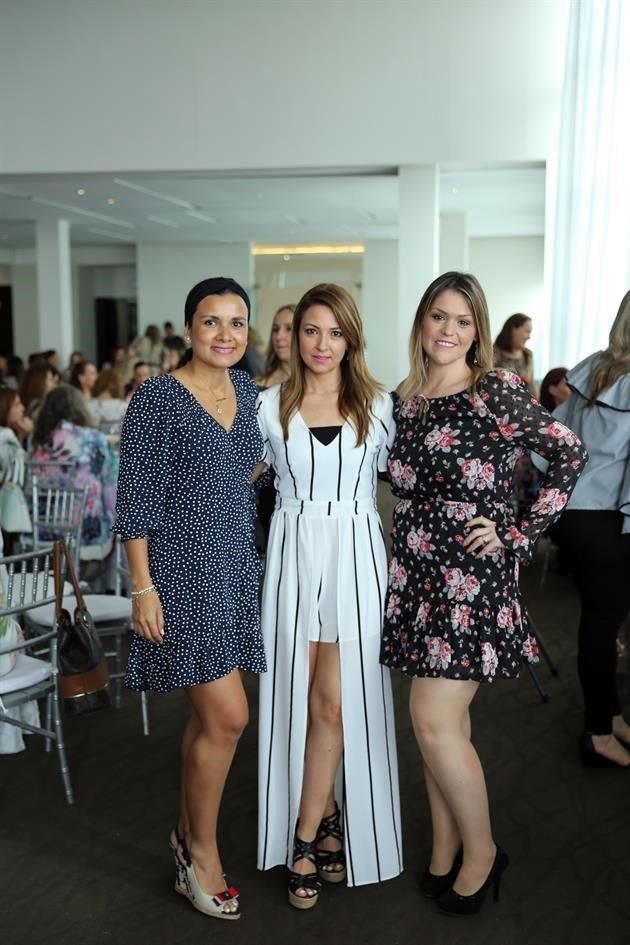Monica de Martínez, Tita Aguirre y Gabriela Garza