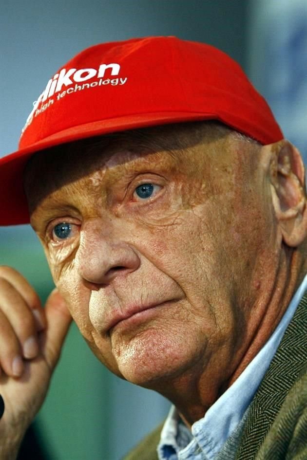 El accidente le dejó cicatrices de por vida. La gorra de béisbol que Lauda usaba casi siempre en público para ocultar algunas de las quemaduras se convirtió en parte de su imagen emblemática.